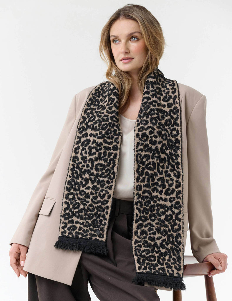 fraas-sustainability-edition-strickschal-leo-print-15-x-161-cm image 1