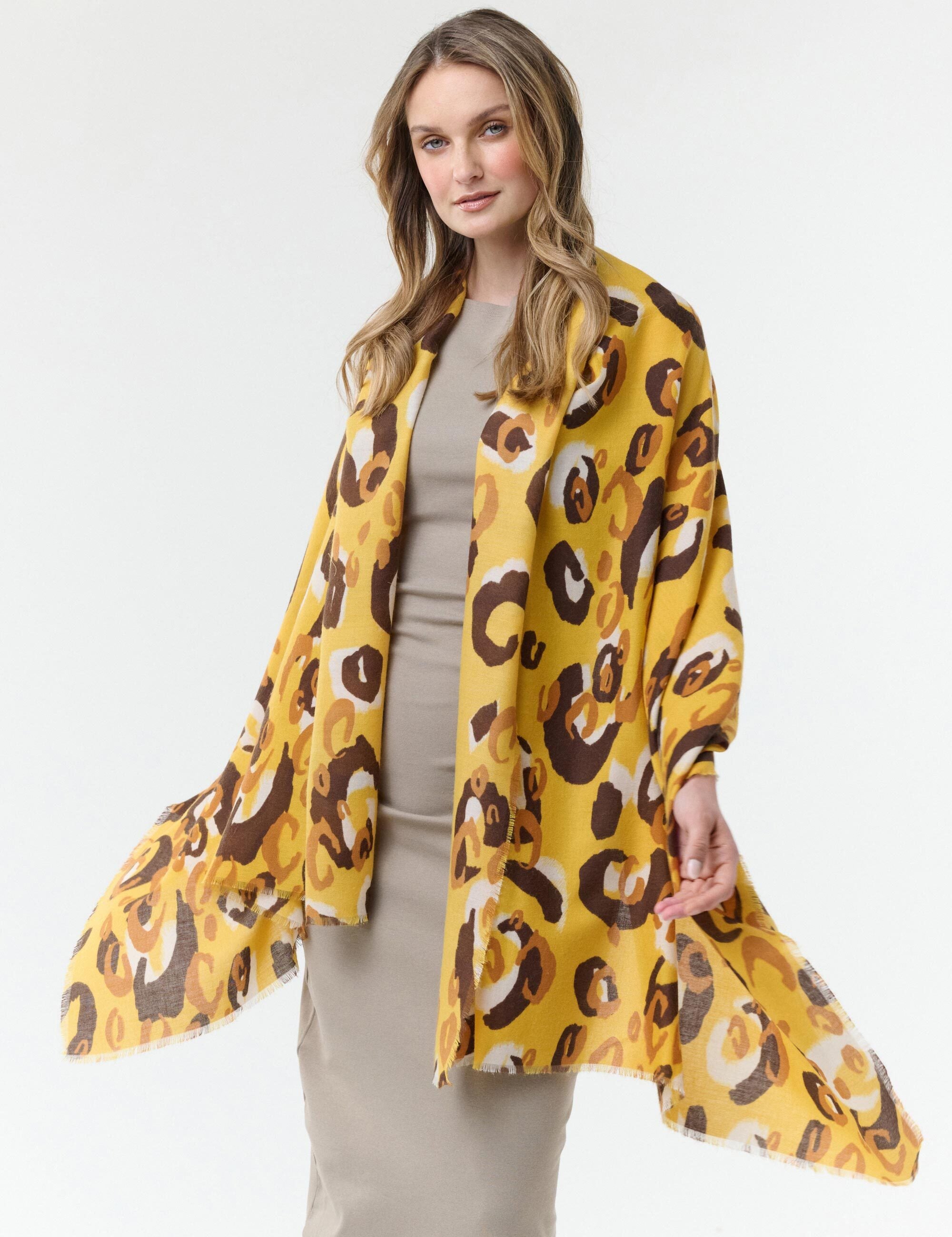 fraas-stola-mit-xl-leo-print-im-kringel-stil-84-x-180-cm image 1