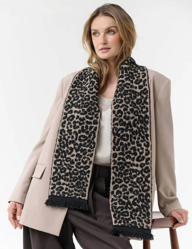 fraas-sustainability-edition-schmaler-strickschal-mit-leo-design-15-x-161-cm image 1