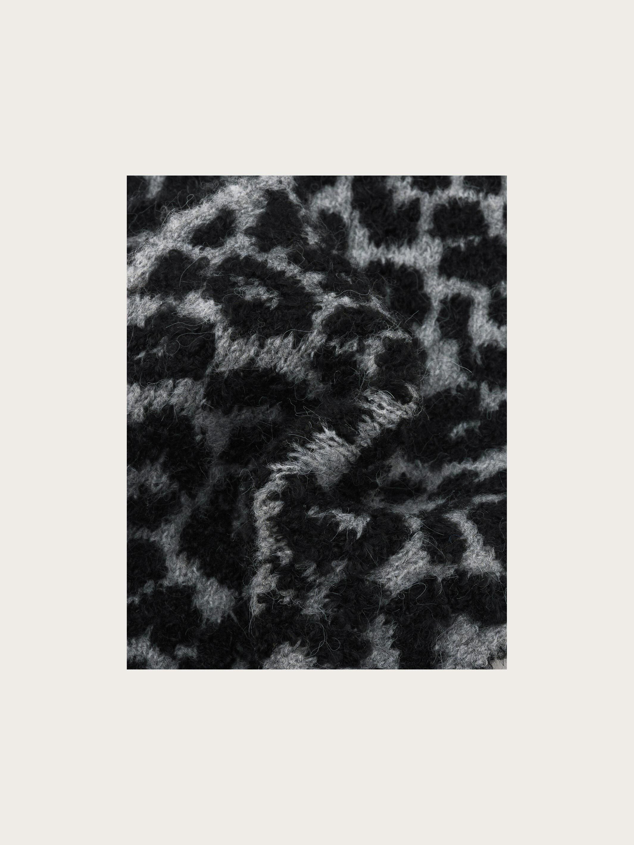 fraas-sustainability-edition-schmaler-strickschal-mit-leo-design-15-x-161-cm image 8