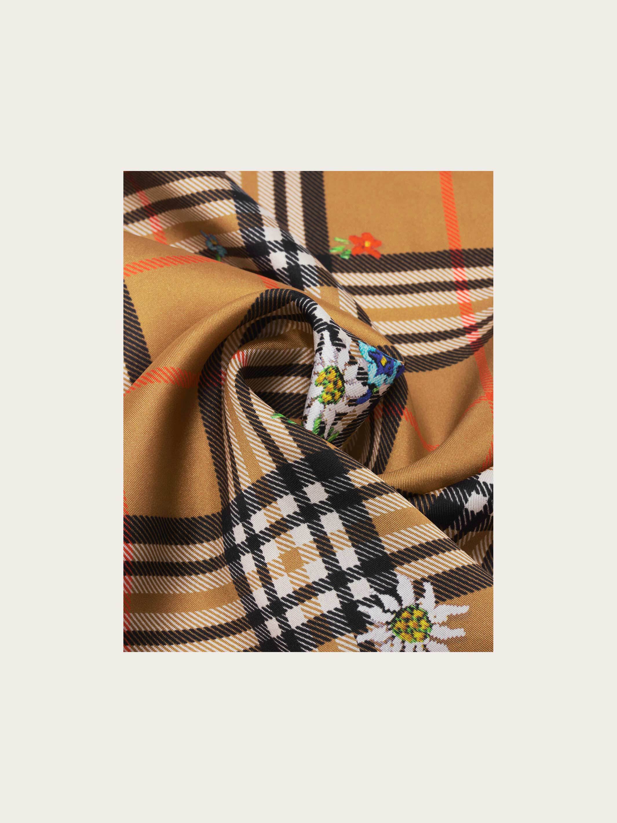 fraas-nickituch-plaid-karo-und-blumen-im-trachten-design-aus-reiner-seide-51-x-5 image 4