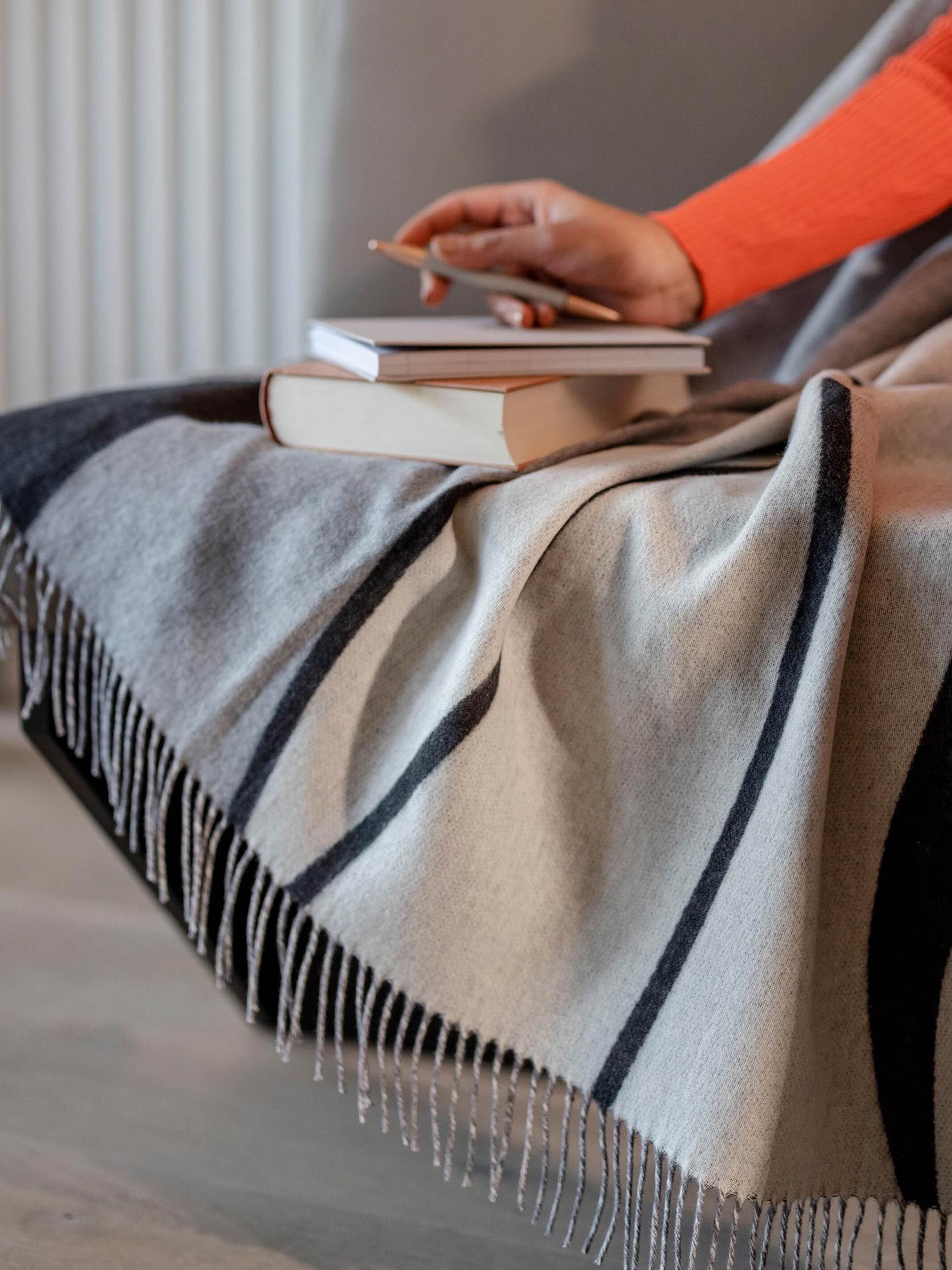 fraas-sustainability-edition-cashmink-decke-marmor-design-130-x-200-cm-made-in-g-2 image 5