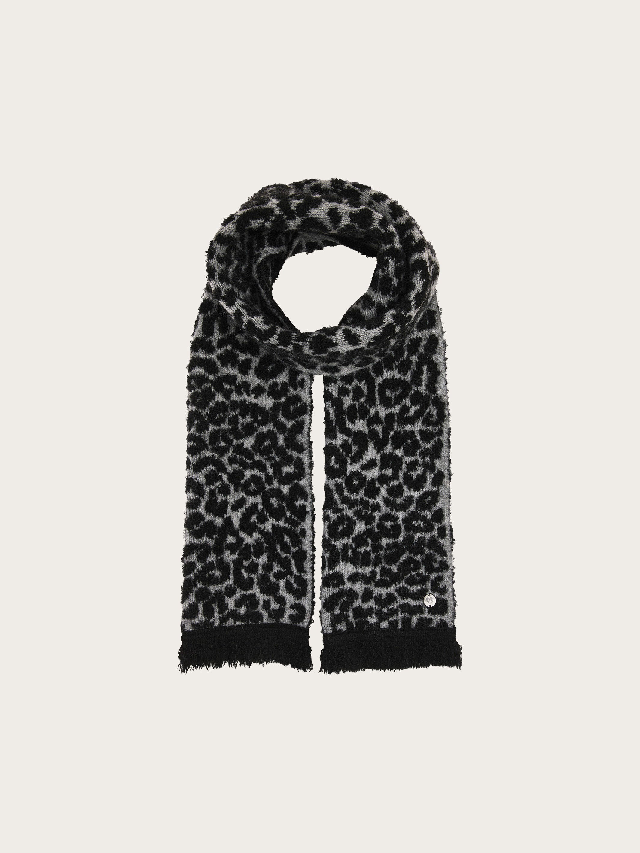 fraas-sustainability-edition-schmaler-strickschal-mit-leo-design-15-x-161-cm image 6