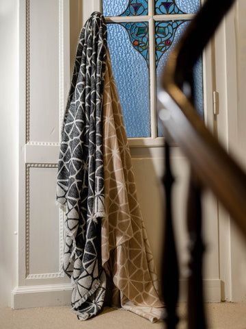 fraas-sustainability-edition-wohndecke-mit-grafik-design-130-x-200-cm-made-in-ge image 6