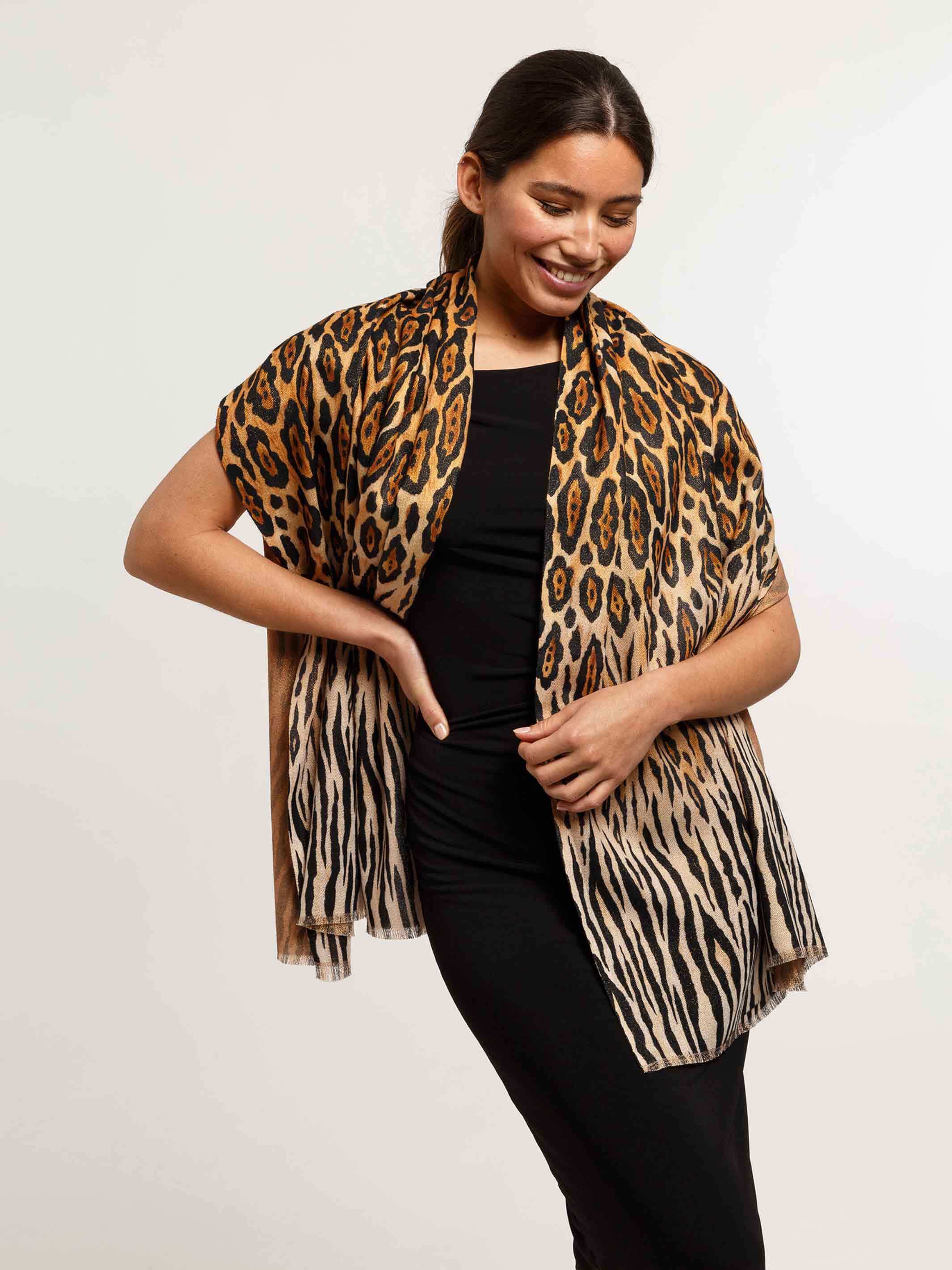 fraas-doubleface-schal-mit-animal-print-und-glitzer-70-x-182-cm image 1