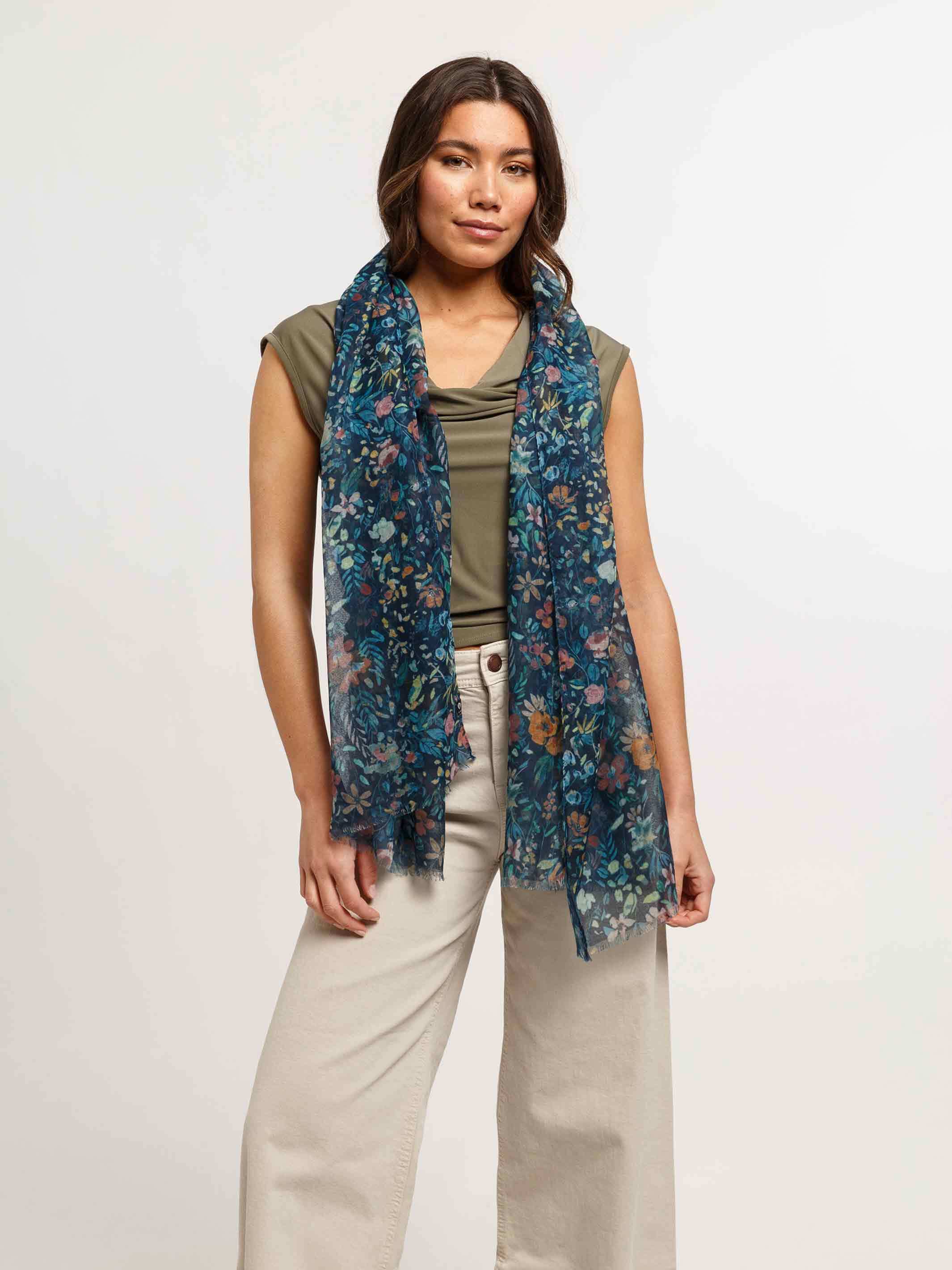 fraas-sustainability-edition-schal-blumen-design-50-x-180-cm-blau image 5