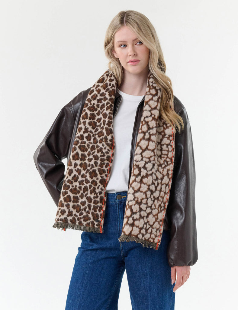 fraas-strickschal-leo-print-25-x-160-cm-aus-100-schurwolle-mit-fransen image 1