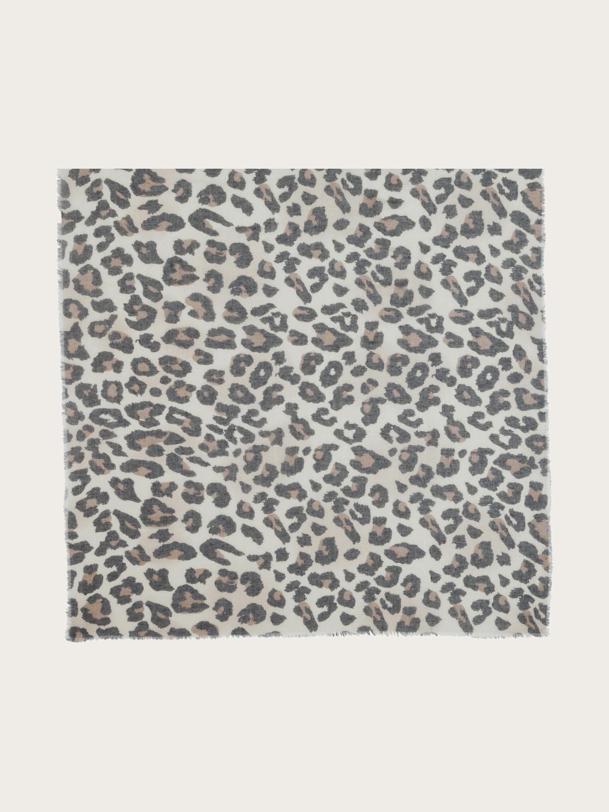 fraas-stola-leicht-mit-leo-print-90-x-195-cm image 3